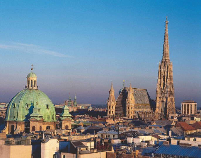 Blick auf Wien mit Karlskirche und Stephanskirche